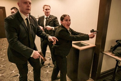 ホワイトハウス記者会主催の夕食会で銃声とみられる爆発音があり、対応に当たる警備員＝2026年4月25日、ロイター