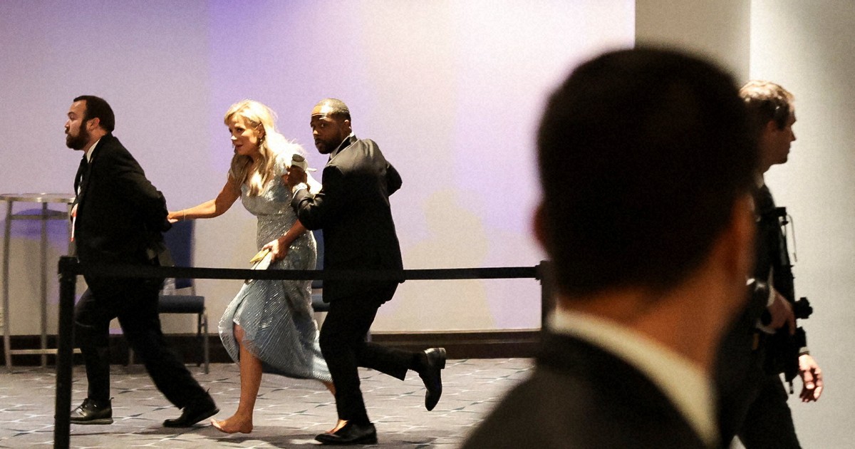 容疑者は「複数の武器で武装」　トランプ氏会見　夕食会で発砲