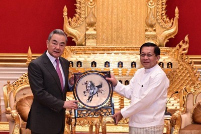 中国の王毅外相（左）から贈り物を受け取るミャンマーのミンアウンフライン大統領＝ネピドーで2026年4月25日、Myanmar Military True News Information Team・AP