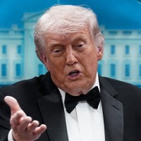 銃撃事件の後、ホワイトハウスで記者会見するトランプ米大統領＝ワシントンで2026年4月25日、AP