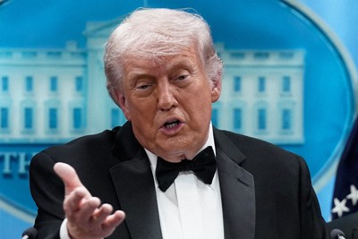 銃撃事件の後、ホワイトハウスで記者会見するトランプ米大統領＝ワシントンで2026年4月25日、AP