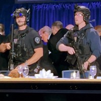 ホワイトハウス記者会主催の夕食会会場から退避をうながされるドナルド・トランプ米大統領（中央）＝ワシントンで2026年4月25日、ロイター