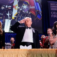 ホワイトハウス記者会主催の夕食会で敬礼するドナルド・トランプ米大統領（中央）。左はメラニア・トランプ大統領夫人＝ワシントンで2026年4月25日、ロイター