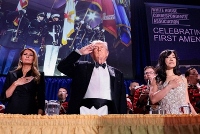 ホワイトハウス記者会主催の夕食会で敬礼するドナルド・トランプ米大統領（中央）。左はメラニア・トランプ大統領夫人＝ワシントンで2026年4月25日、ロイター