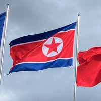 北朝鮮の国旗＝ラオスの首都ビエンチャンで2024年7月26日午後4時半、福岡静哉撮影