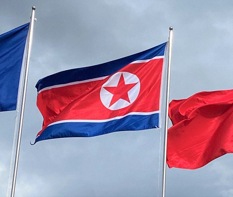 北朝鮮の国旗＝ラオスの首都ビエンチャンで2024年7月26日午後4時半、福岡静哉撮影