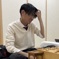 A級順位戦8回戦で増田康宏八段に勝ち、残留を決めた千田翔太八段＝東京都渋谷区の将棋会館で2026年1月27日、丸山進撮影
