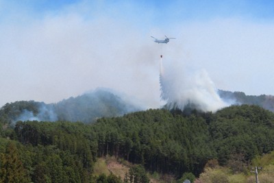 山林火災の現場に水をまく自衛隊のヘリ＝岩手県大槌町で2026年4月26日午前9時58分、工藤哲撮影