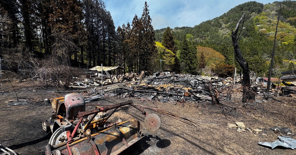 20メートル先に炎、焦げ臭さ漂う現場　延焼続く大槌の山林火災