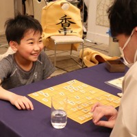 名人戦関連イベントで、子供たちも実力のある大人による指導対局を楽しんでいた＝青森市のホテル青森で2026年4月26日午前11時57分、山越峰一郎撮影