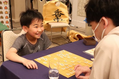 名人戦関連イベントで、子供たちも実力のある大人による指導対局を楽しんでいた＝青森市のホテル青森で2026年4月26日午前11時57分、山越峰一郎撮影