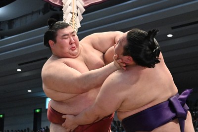 熱海富士（左）が押し出しで美ノ海を降す＝エディオンアリーナ大阪で2026年3月17日、大西岳彦撮影