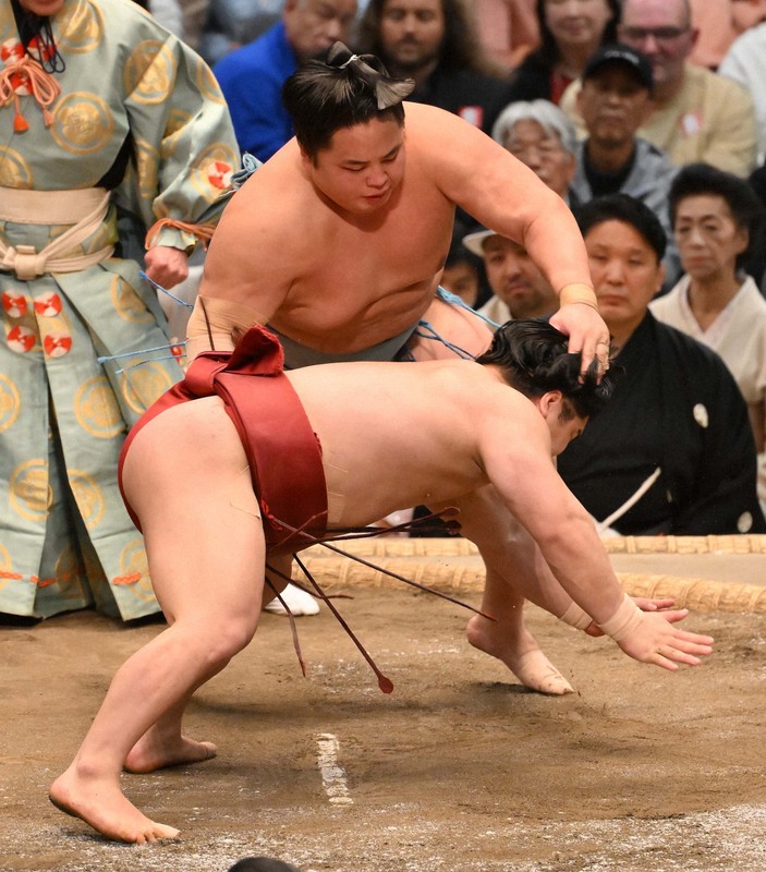 琴勝峰（奥）が朝紅龍を突き落としで降す＝エディオンアリーナ大阪で2026年3月22日、北村隆夫撮影