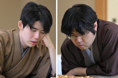 第84期名人戦七番勝負第2局2日目、盤面を見つめる（左）藤井聡太名人、（右）糸谷哲郎九段＝青森市のホテル青森で2026年4月26日、平川義之撮影
