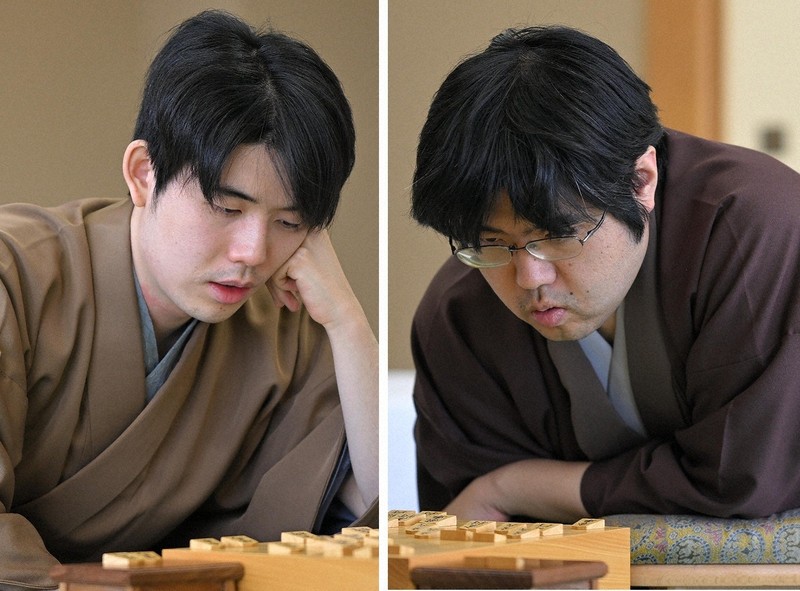 第84期名人戦七番勝負第2局2日目、盤面を見つめる（左）藤井聡太名人、（右）糸谷哲郎九段＝青森市のホテル青森で2026年4月26日、平川義之撮影