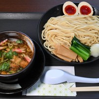 第84期名人戦七番勝負第2局2日目、藤井聡太名人が注文した昼食、真っ赤な味玉付き鰹出汁つけ麺＝青森市のホテル青森で2026年4月26日、平川義之撮影