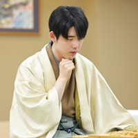 第84期名人戦第2局で挑戦者の糸谷哲郎九段（右）に勝利し、羽織を着て盤面を見つめる藤井聡太名人＝青森市のホテル青森で2026年4月26日午後5時57分、吉田航太撮影