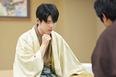第84期名人戦第2局で挑戦者の糸谷哲郎九段（右）に勝利し、羽織を着て盤面を見つめる藤井聡太名人＝青森市のホテル青森で2026年4月26日午後5時57分、吉田航太撮影
