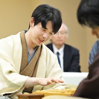 第84期名人戦第2局で挑戦者の糸谷哲郎九段（右）に勝利し、笑顔で対局を振り返る藤井聡太名人＝青森市のホテル青森で2026年4月26日午後6時36分、吉田航太撮影