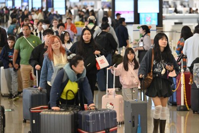 多くの人でにぎわう国際線出発ロビー＝関西国際空港で2026年4月26日午前9時11分、北村隆夫撮影