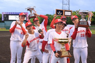 【ENEOS－Honda】JABA京都大会で優勝しはしゃぐHondaの選手たち＝京都市右京区のわかさスタジアム京都で2026年4月26日、渡部直樹撮影