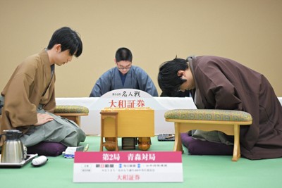 第84期名人戦第2局で投了し、藤井聡太名人（左）に向かって一礼する挑戦者の糸谷哲郎九段＝青森市のホテル青森で2026年4月26日午後5時54分、吉田航太撮影