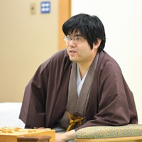 第84期名人戦第2局で藤井聡太名人（左）に破れ、表情を伺う挑戦者の糸谷哲郎九段＝青森市のホテル青森で2026年4月26日午後5時57分、吉田航太撮影