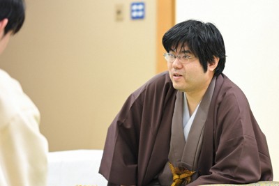 第84期名人戦第2局で藤井聡太名人（左）に破れ、表情を伺う挑戦者の糸谷哲郎九段＝青森市のホテル青森で2026年4月26日午後5時57分、吉田航太撮影
