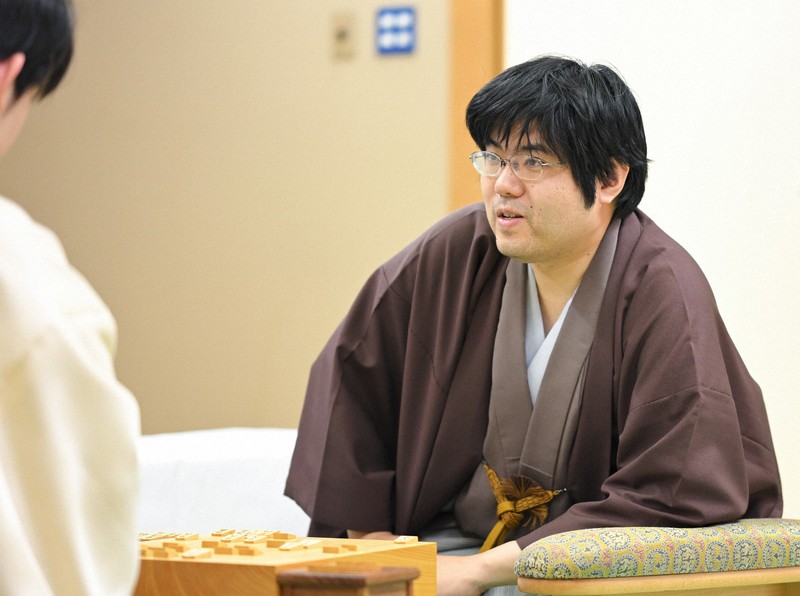 第84期名人戦第2局で藤井聡太名人（左）に破れ、表情を伺う挑戦者の糸谷哲郎九段＝青森市のホテル青森で2026年4月26日午後5時57分、吉田航太撮影