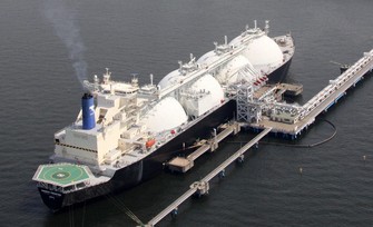 サハリン2の液化天然ガス（LNG）を積み、日本に到着した専用船＝千葉県袖ケ浦市で2009年4月6日、本社ヘリから武市公孝撮影