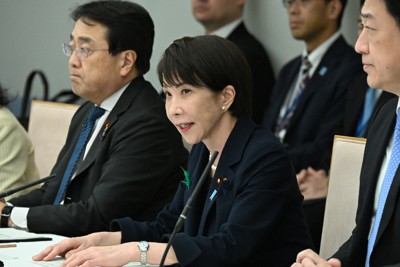 中東情勢に関する関係閣僚会議で発言する高市早苗首相（中央）。左は赤沢亮正経済産業相＝首相官邸で2026年4月24日、平田明浩撮影