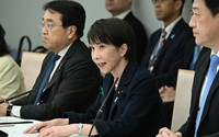 中東情勢に関する関係閣僚会議で発言する高市早苗首相（中央）。左は赤沢亮正経済産業相＝首相官邸で2026年4月24日、平田明浩撮影