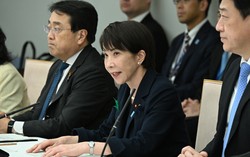中東情勢に関する関係閣僚会議で発言する高市早苗首相（中央）。左は赤沢亮正経済産業相＝首相官邸で2026年4月24日、平田明浩撮影