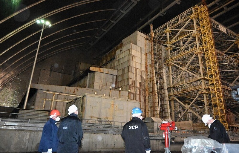 新シェルターに覆われたコンクリート製の「石棺」。周囲の放射線量は爆発事故から40年近くが過ぎた今でも高い＝チョルノービリ原発で3月13日