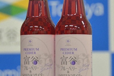 宮城県富谷市で採れたブルーベリーと蜂蜜を使ったサイダー＝同市役所で2026年4月22日、山中宏之撮影
