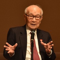 手ぶりをしながら熱心に訴える田中熙巳氏＝埼玉県所沢市の所沢まちづくりセンターで2026年3月、高木昭午撮影