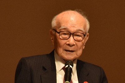 手ぶりをしながら熱心に訴える田中熙巳氏＝埼玉県所沢市の所沢まちづくりセンターで2026年3月、高木昭午撮影