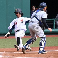 【全川崎クラブ－WIENBC】七回表全川崎クラブ1死一、三塁、小中の左適時二塁打で生還する山田＝川崎市中原区の等々力球場で2026年4月26日、神内亜実撮影