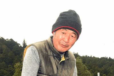 知り合いから譲り受けた建築廃材をメインに自分で整備する中原孝夫さん＝津市美杉町の「愛和園」で2026年4月9日、大竹禎之撮影