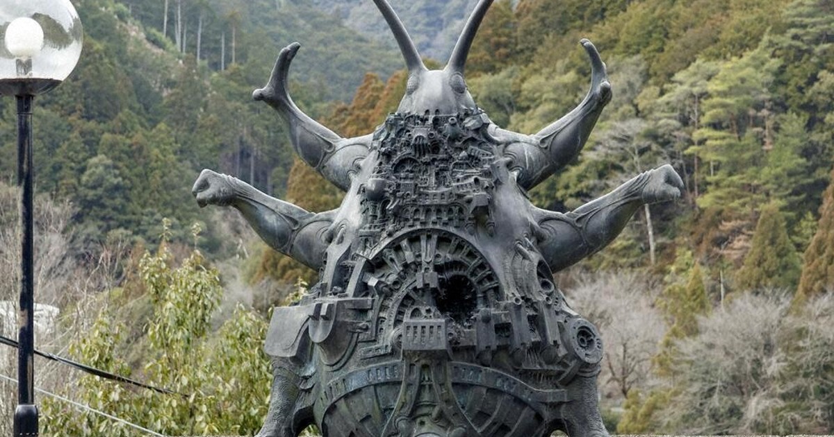町の振興、支える“ゴキブリ” 25年間、どすーんと鎮座 害虫供養で建立