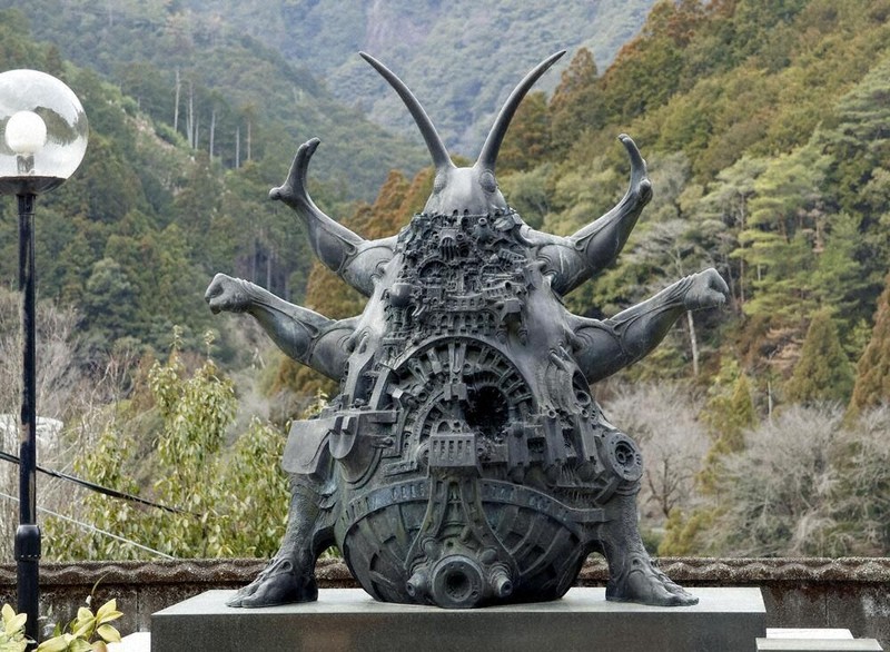 町の振興、支える“ゴキブリ” 25年間、どすーんと鎮座 害虫供養で建立