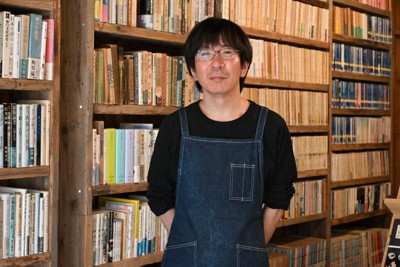 「あすな書店」を運営する河原和也さん＝島根県邑南町で、小林理撮影