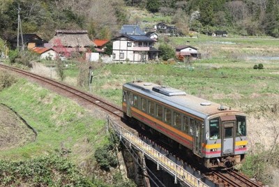 広島県庄原市を走行するJR芸備線の車両＝共同