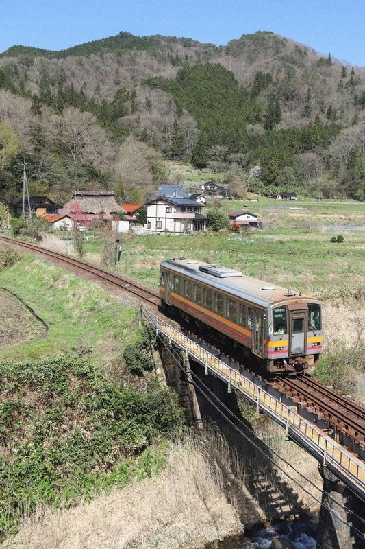 芸備線 一部存廃、埋まらぬ溝 維持求める自治体／廃止も視野のJR西