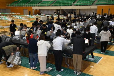 山口市議選の開票作業を進める市職員ら＝山口市大内長野のやまぐちリフレッシュパークにほん果実アリーナで2026年4月26日午後9時25分、藤田宰司撮影