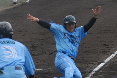 【イワキテック－松山フェニックス】一回表イワキテック1死一、二塁、石原の左前打で赤尾が還り先制＝松山市市坪西町の坊っちゃんスタジアムで、花岡洋二撮影