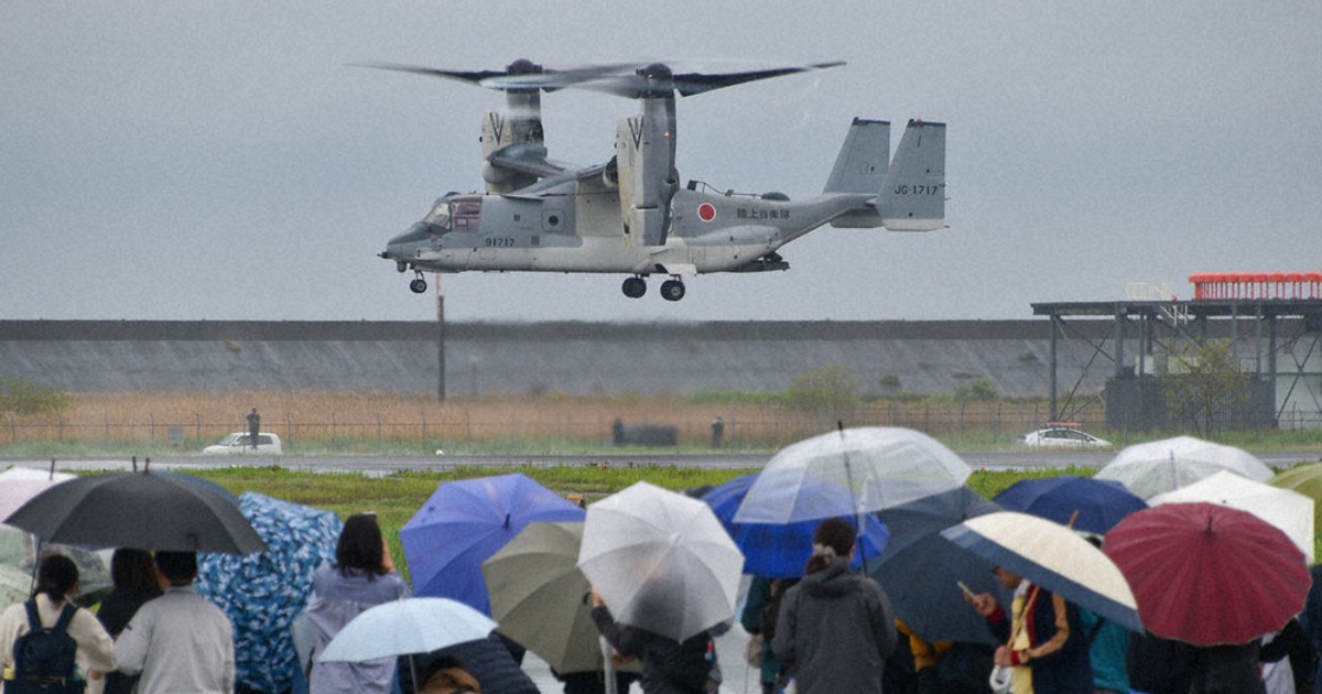 飛んでいる姿、初めて見て安心」 オスプレイ雨中の展示 陸自佐賀駐屯地