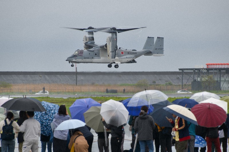 飛んでいる姿、初めて見て安心」 オスプレイ雨中の展示 陸自佐賀駐屯地