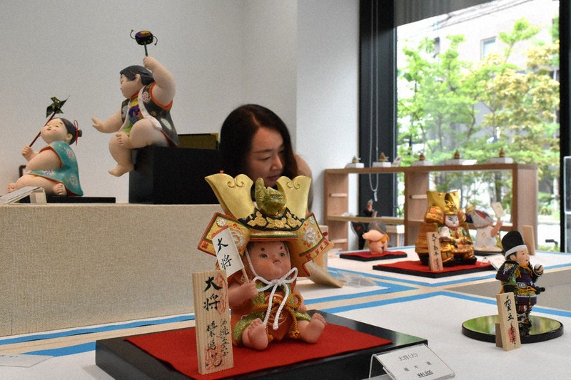 【曰く付き】　　招く人形達 ぷらす九州：幸招く、多彩なお顔 来月6日まで 博多で節句人形展 ／九州