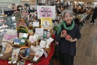 「このリンゴおいしいのよ」。クレヨンハウス東京店の店内に立つ落合恵子さん＝東京都武蔵野市で、宮本明登撮影